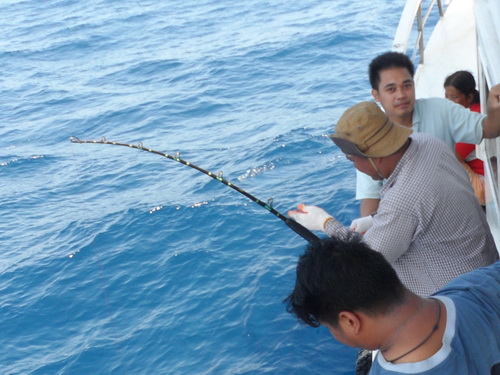 ฝั่งหัวเรือซ้าย หลังจากเงียบไปนานก็มาแล้วครับ  :grin: