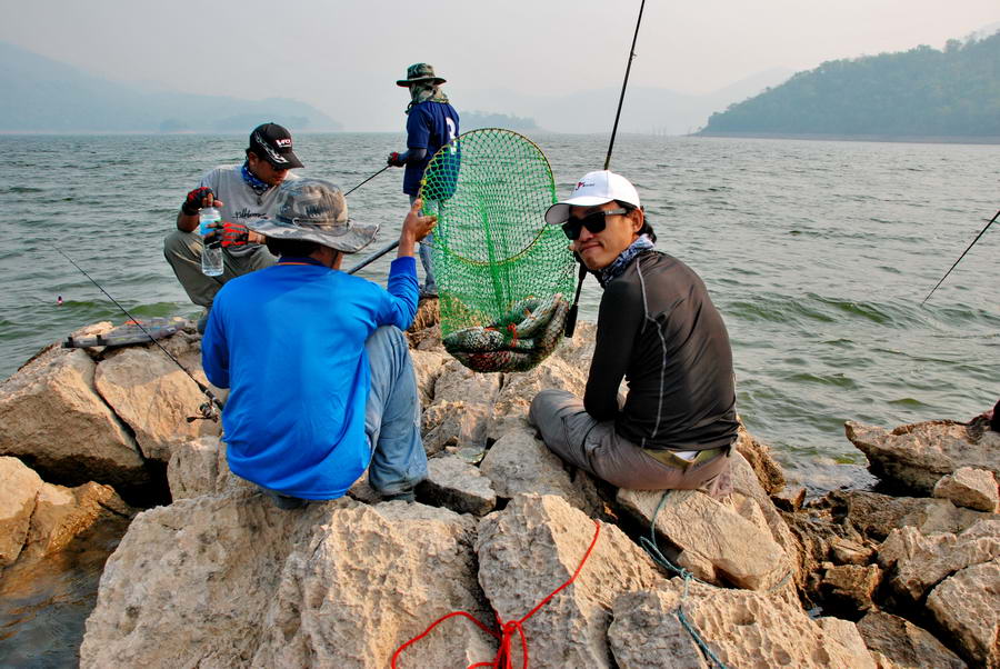 กระสูบป๊อบเปอร์ของนายจินบางส่วนครับส่วนผมนั่งอยู่ในเรือครับพื้นที่บนเกาะ...สัมทาน..มันเล็ก...ยืน..ผิ
