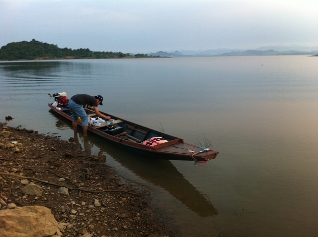 ไต๋ต้อม Stand by จอดเรือรออยู่หน้า AJ Resort เรียบร้อยแล้วครับ