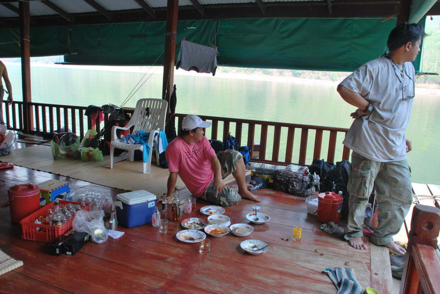 เสียงตะโกนโว้ยวาย!!!!!!!!!!!!เสียงดังอยู่หน้าแพ...ว่าเรือน้าช้างโข่งแตกเข้ามาแล้วครับ.... :grin: :gr