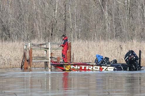 มาดูคนนี้บ้าง Kevin Vandam กำลังไล่หาปลาอยู่ตามซุ้มซ่อนตัวสำหรับยิงเป็น ถ้าเป็นฤดูล่าไอ้ซุ้มนี้จะดูเ