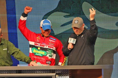 Keith Poche (10, 29-5) ร่วงจนได้ ถูก Lane กับ Alton Jones ถีบไปอยู่ที่ 3 แล้ว