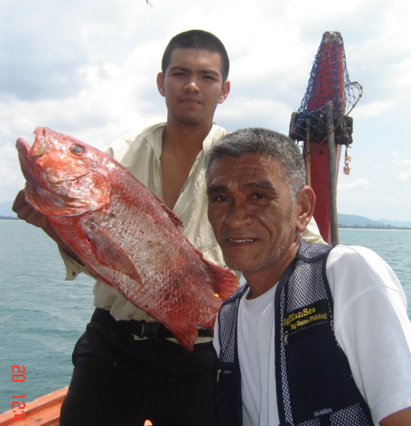 กลางวันก้อยังมีปลากินเบ็ดบ้าง   แต่ ไม่ชุมเหมือนกลางคืน  