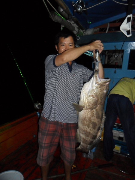 รูปนี้ดูออกเลย ชั่งได้ 11 กิโล แม่หมูมาแล้ว จบสกอวันแรก ผมกับพ่อยังคงแห้วที่เหลือรอดตายหมดแล้ว
เป่น