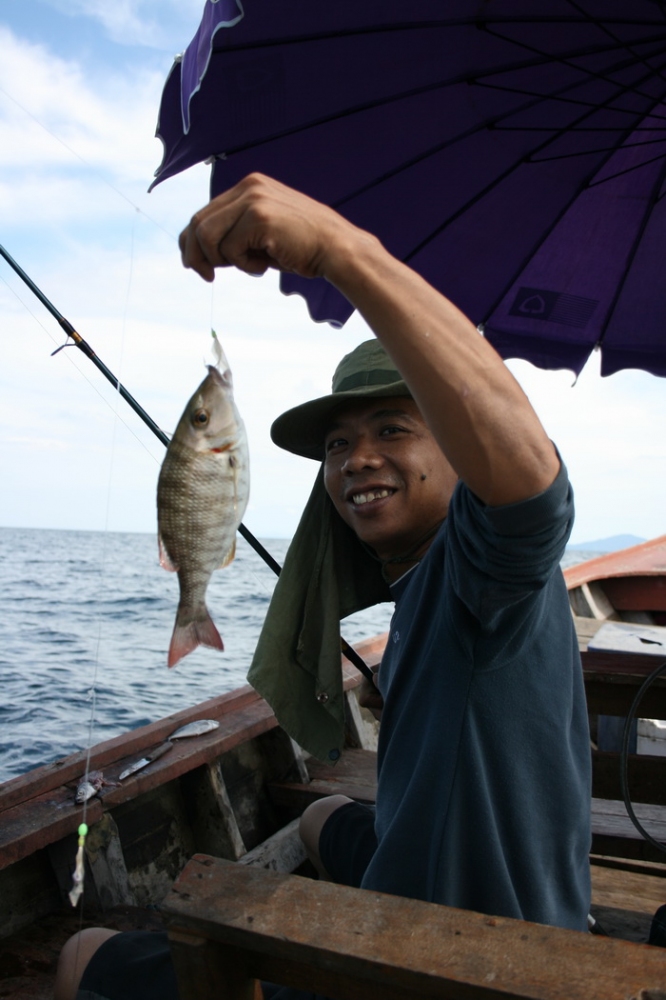 วิ่งเรือไม่กี่นาทีก็ถึงหมายก็ลุยกันเลยครับ
พี่หนุ่มที่ห่างหายจากการตกปลานานกว่าผผมเป็นคนเปิดทริพครั