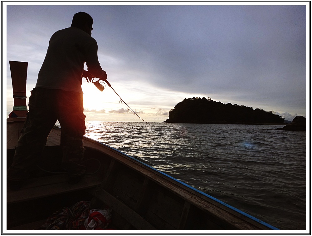  [b]เรือถึง "ชาน-ทำเล"

เราต่างประจำการ ประจำตำแหน่ง  พร้อมแล้วยัง---"ส่งเหล็ก"

เฟี่ยวววววว