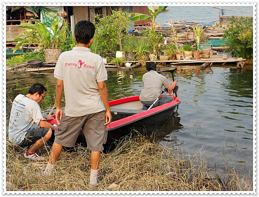  [b]เรือลำใหม่ผมได้สัมผัสกับน้ำครั้งแรก ผมเองตื่นเต้นบอกไม่ถูกเลย น้าพงษ์ช่วยจัดแจงยกโน้นยกนี่ขึ้นเร