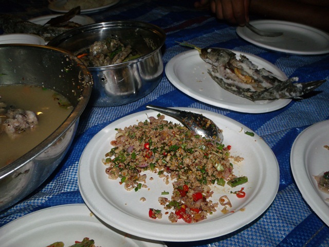 ก้อยกระสูบ  ตำถั่ว  อู๋ใส้ปลา  ต้มยำปลาช่อน   สู๊ดดดดดดดยอดดดดดดดดดด :umh: :umh: :umh:
เสร็จแล้วก็อ