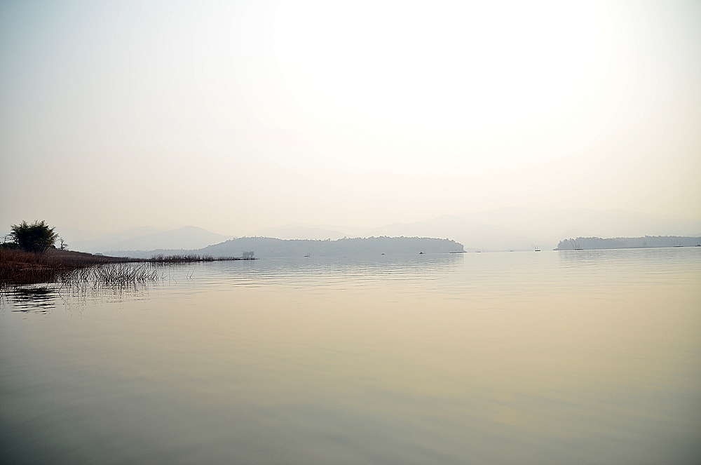 มัวแต่ถ่ายรูปหมายสวยๆ ท้ายเรือส่งเหยื่อไปเช็คเรตติ่งครับ เหยื่อตกน้ำปุ๊ป เด็กแว๊นซัดทันที คามือซะงั้