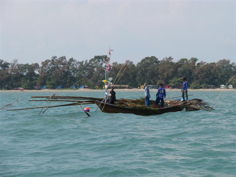 เรือสำหรับทิ้งซั้ง มาถึงซั้งลูกแรกแล้ว จึงจัดการสาธิตวิธีการทิ้งซั้งให้กับคณะของผู้ดูงานได้รับชม  :c