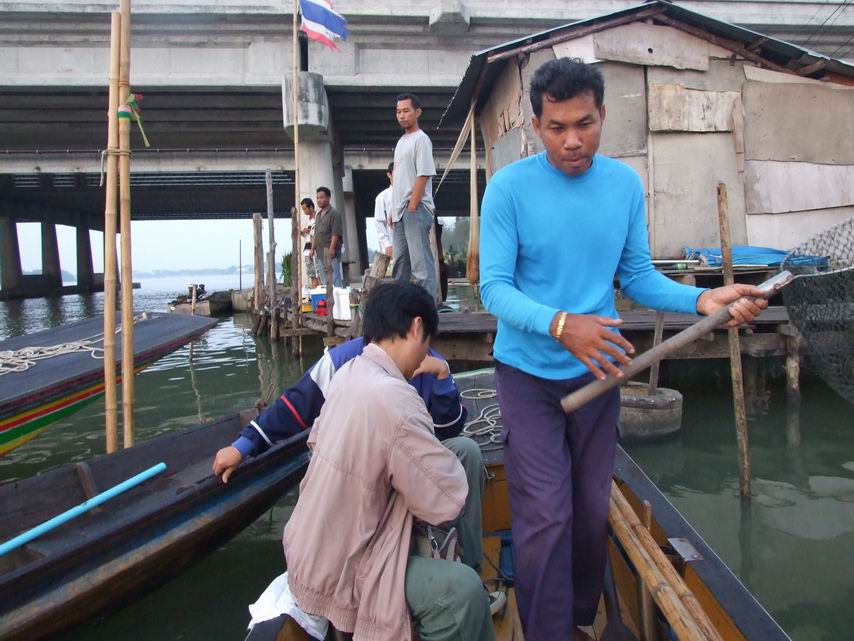 ลงเรือหกโมงเช้า ต้องรีบครับน้ำกำลังสวย ครับแต่ออกได้หกโมงครึ่งครับ รอกุ้งครับ :grin: :grin: