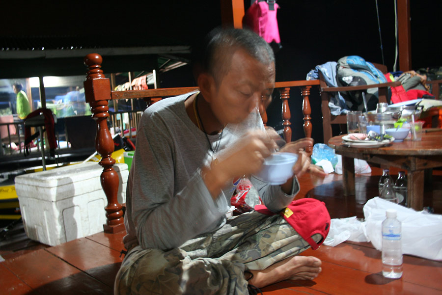 ลงเสร็จ....ล่อข้าวต้มปลากดคัง... :umh: :umh: :umh:...สุดอยด....แห่งความอร่อย... :laughing: :laughing