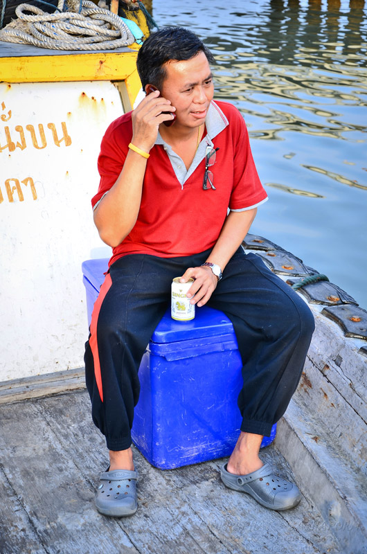 ส่วนพ่อผม...

มาก่อนเคลียที่หลัง

ทำงานทางโทรศัพท์ได้ สบายโลด...............

 :laughing: :lau