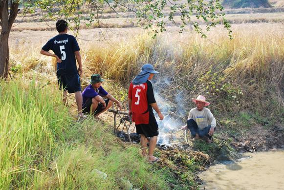 ภาพสุดท้ายแล้วครับ ขอขอบคุณ คุณลุง และญาติๆครับที่ช่วยกันลงแรงหาปลาตัวที่กัดเหยื่อตัวหมานจนเจอ :pros