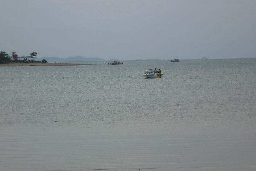 มองออกไป เรือลำนี้สี "คุ้นๆ" :laughing: