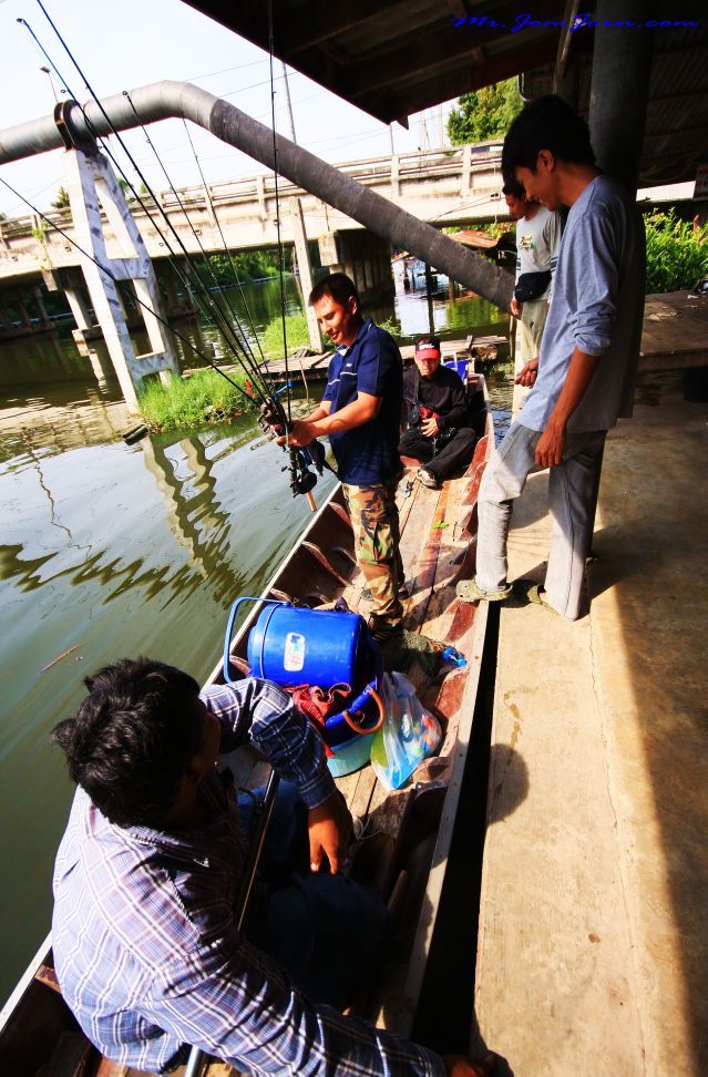 มามาแล้วข่นของลงเรือเลย ลุยยยยยย

พี่ผมนี้อย่างไวเลยโดดลงหัวเรือก่อนเพื่อนเลย กลัวจะไม่ได้ไปมั้งนั