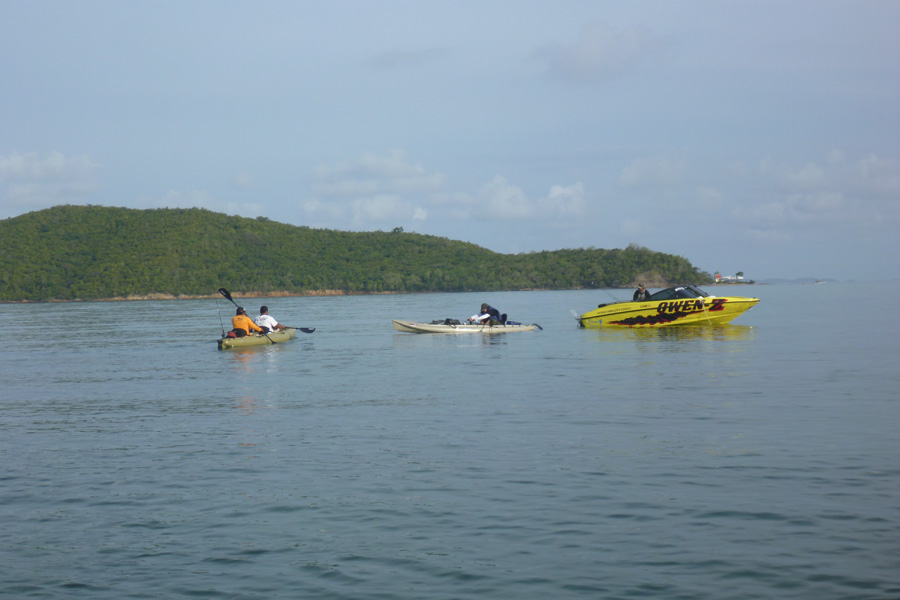 น้าเว่นเอาเรือมาช่วย ส่งตั๋มกับหม่อง ขึ้นเรือ ช่วยดูแลผู้เข้าแข่งขันอีกแรง เป็นน้ำใจคนไทยครับ แกไม่ไ