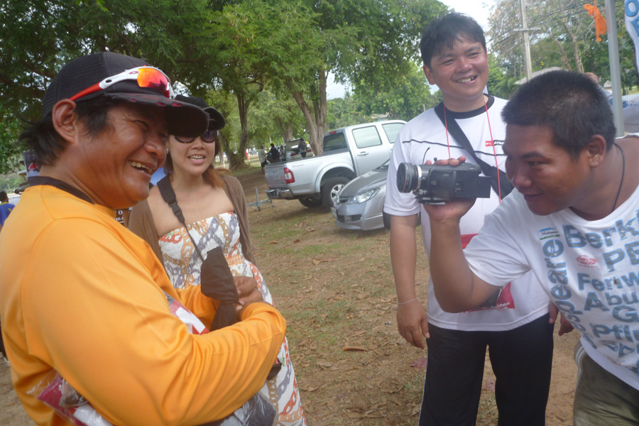 งานนี้ส่วนใหญ่เป็นชาวต่างชาติ งานเป็นกันเอง มีแต่รอยยิ้ม(เพราะคุยไม่ค่อยรู้เรื่อง)     ได้ลองอะไรใหม