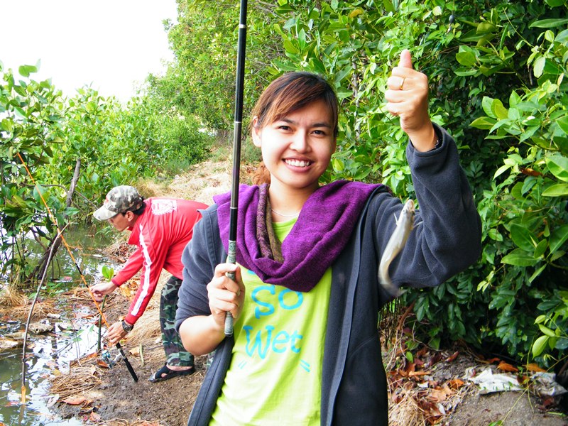 ช่างภาพของเราครับ กล้องไม่เอา ขอมันกับปลาก่อน :laughing: :laughing: :laughing: :laughing: :laughing: