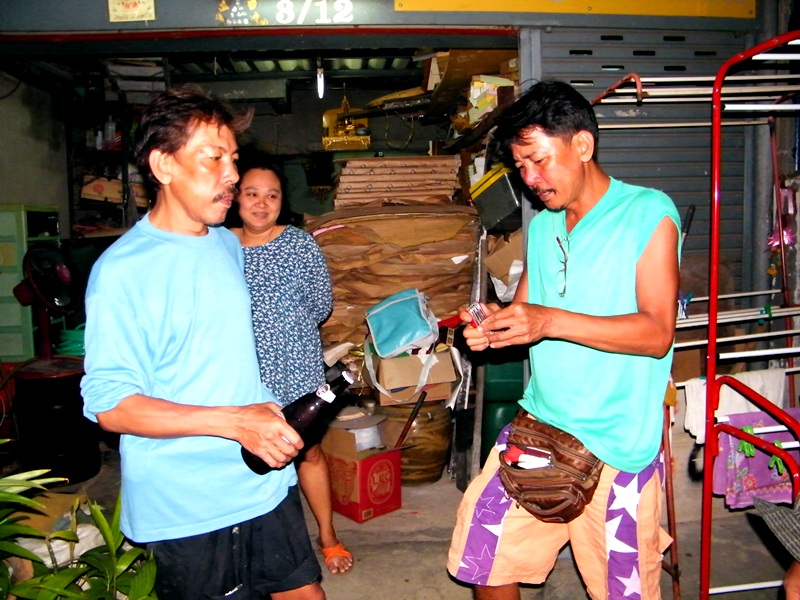 ขอขอบคุณซ้อ+น้าเกียรติ์+น้าใจ  สำหรับการต้อนรับพวกเราเต็มที่ครับ โอกาสหน้าเจอกันอีกแน่ๆ ขอบอก :cheer