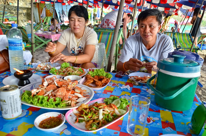 ขึ้นเรือมาถึง ท่านประมุขกับ ผบ. ก็จัดหนัก

ถามไป ถามมา ข้าวที่ซื้อไปไม่ได้กินตั้งแต่เช้า

ถึงบาง