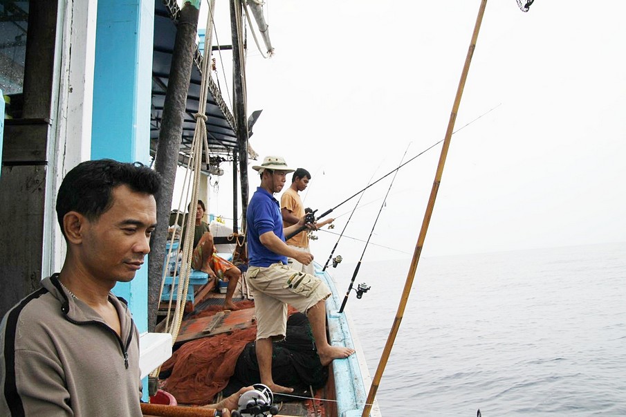 

.. :cheer:...ไต๋หนู จอดเรือให้เราโสกลูกปลามาทำเหยื่อกัน เนื่องจากหมึกเป็นเราตายหมด ก็ต้องโสกลูกป