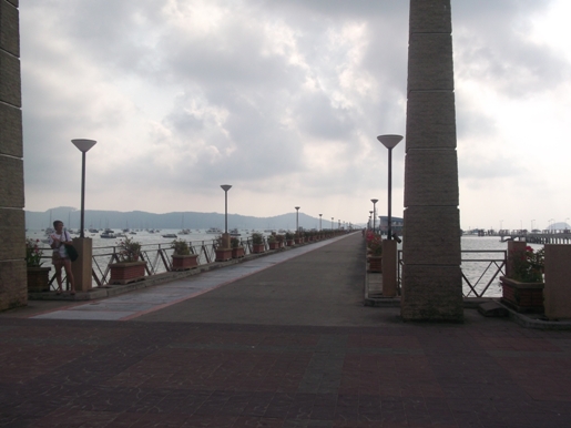 เรือรออยู่ปลายสะพานโน่น 