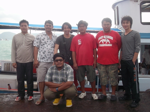 ขนของกันเสร็จ ก็ถ่ายรูปหมู่กันหน่อย :grin:
