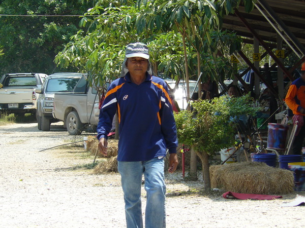 เชิญพี่ช่างนี มาจับฉลากของที่ระลึก เดินมาอย่างหล่อท้าทายแดดเลยน้า :love: :cheer: :cheer: