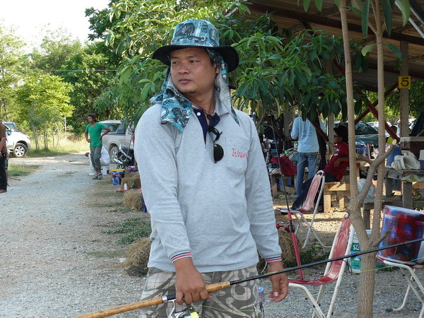 พี่พจน์ เมืองเพรียว ยืนลุ้นปลาทีมงานก่อน :cheer: :cheer: :cheer:
