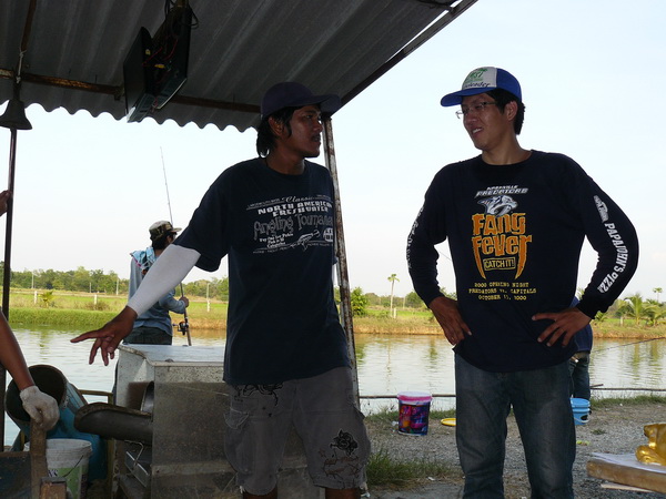 พี่ชาญ กะ กัมพล มารอลุ้นปลารอชั่งก่อนหมดเวลา :cool: :cool:
