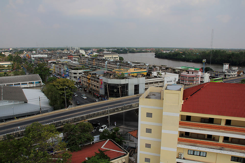 วิวเมืองแปดริ้ว ครับ ด้านหน้าโรงเร