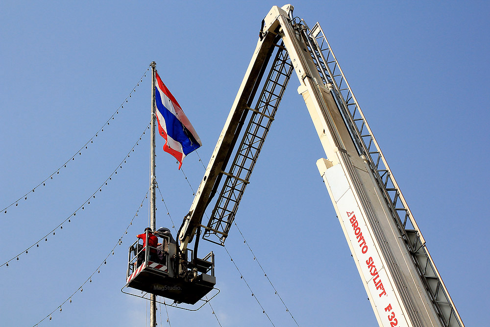 กำลังเตรียมงานไฟครับ พอติดแล้ววันง