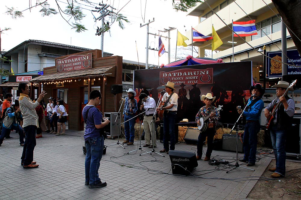 ภาพบรรยากาศงานครับ ทางงานเอาดนตรี คันทรีมาเล่นเพื่อเสริม บรรยากาศอารมณ์ คาวบอยครับ :cheer: