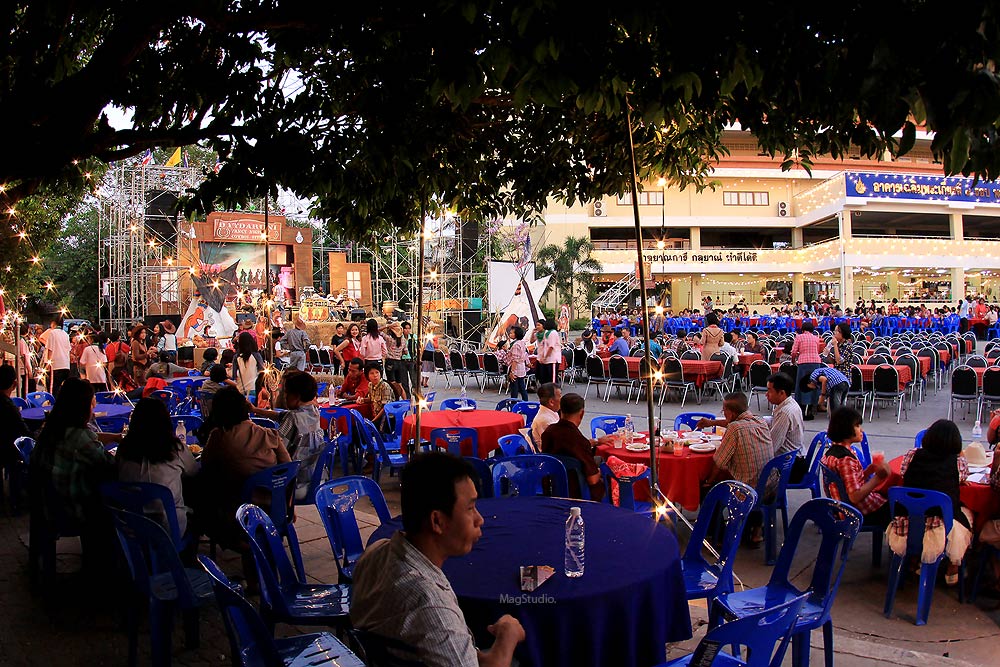 มีที่นั่งรับประทานอาหารไว้รองรับอย่างพอเพียงครับ ทานไป ดูวิว ฟังเพลง ในบรรยากาศ "COWBOY FANCY NIGHT