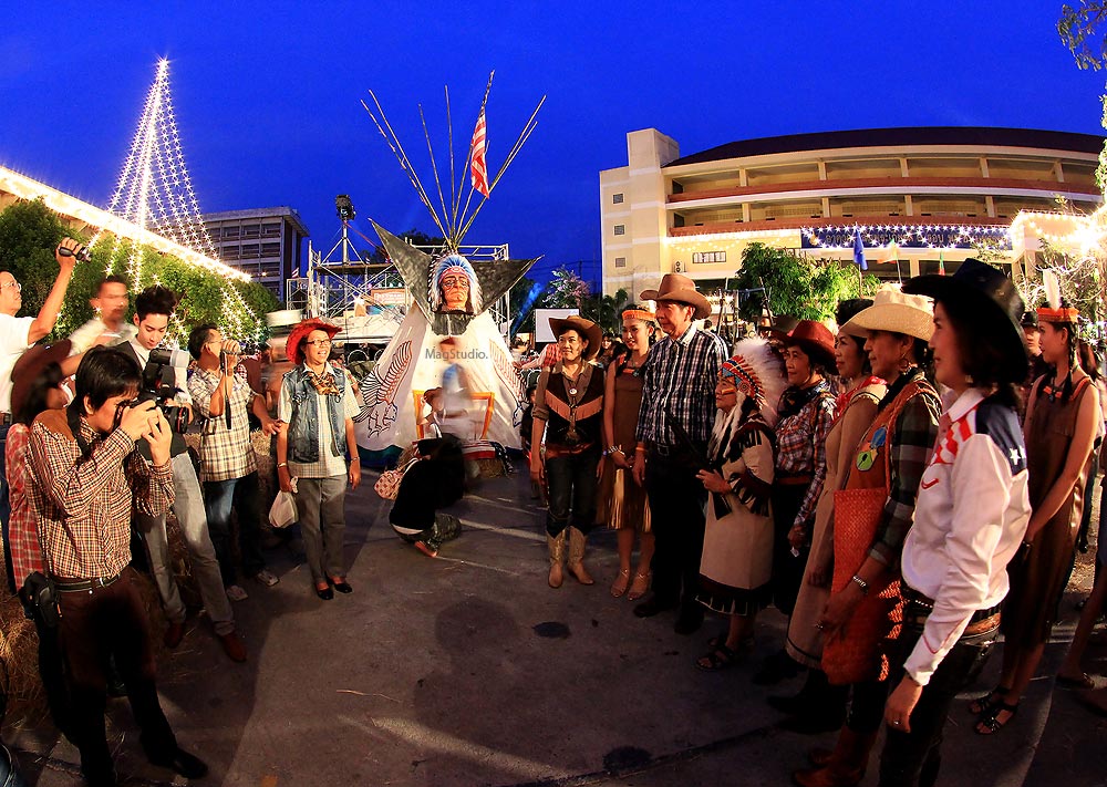 ถ่ายบรรยากาศตอน ท่านผู้ว่าเดินชมงานครับ :blush: