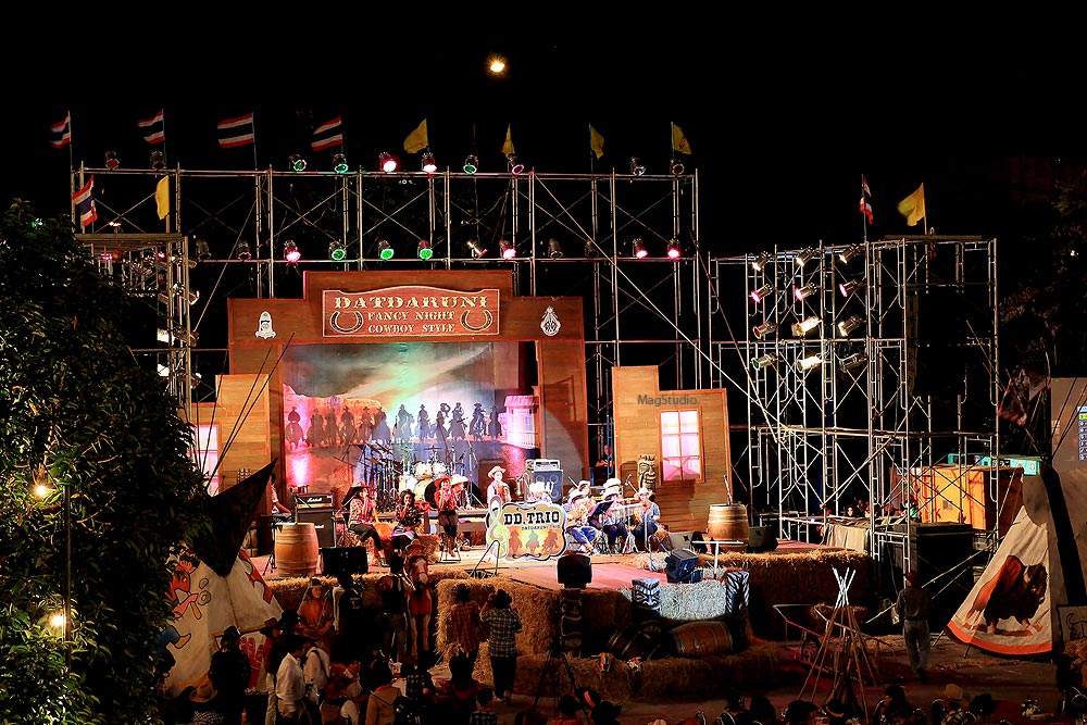 การแสดงบนเวทีครับ :blush: