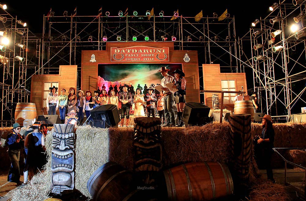 ตัดกลับมาด้านหน้าเวที งานพิธีกำลังจะเริ่มขึ้นครับ :cheer: