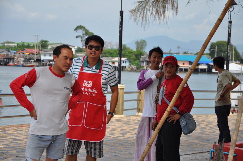 

                มาหลบในร่มรอเรือก่อนครับ