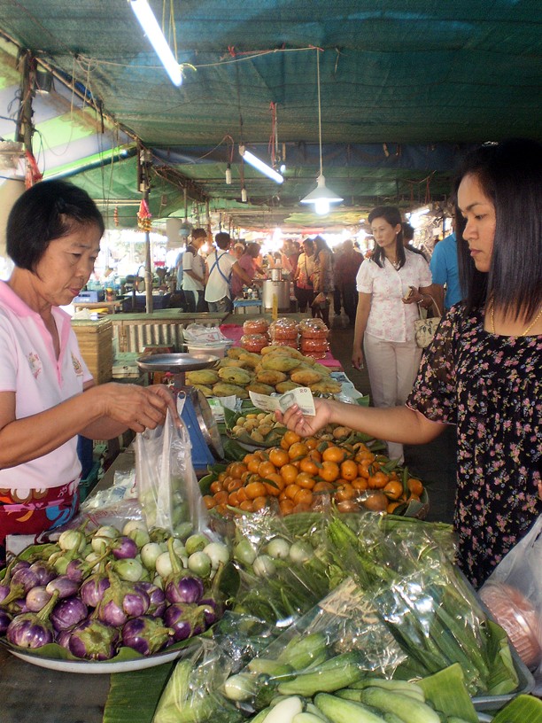 สินค้าก็เป็นของชาวบ้านแถวใกล้ๆวัดนำมาขายกันราคาก็ไม่แพงครับ