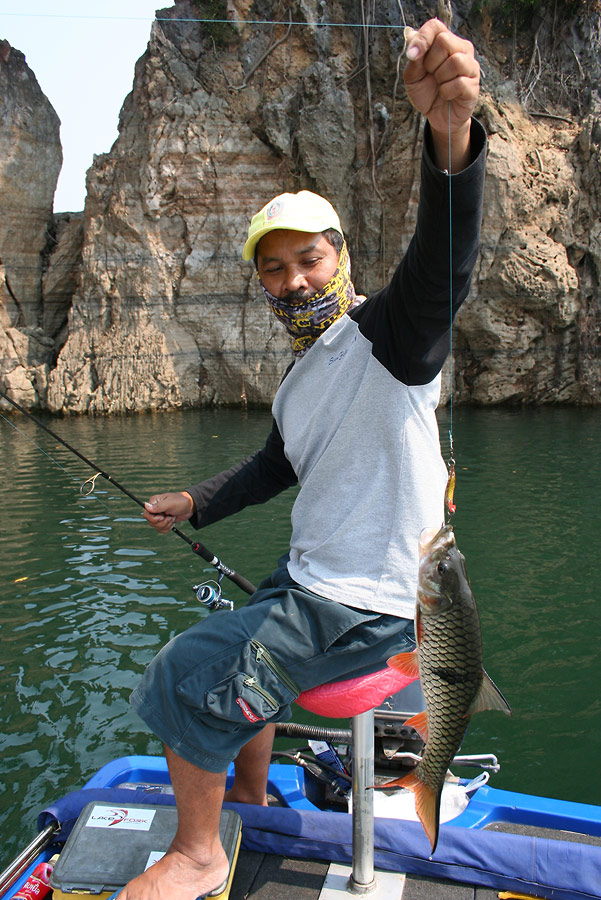 ตกง่ายเน๊อะ.....กระสูบที่นี่.. :laughing: :laughing: