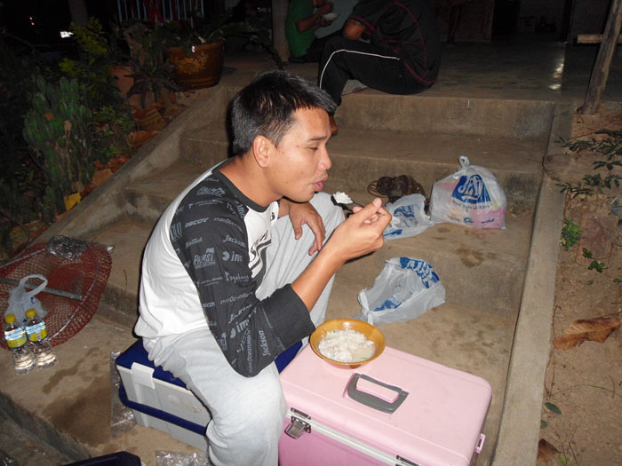 มีบริการข้าวต้มด้วยนะครับ  อร่อยด้วยจะบอกให้   