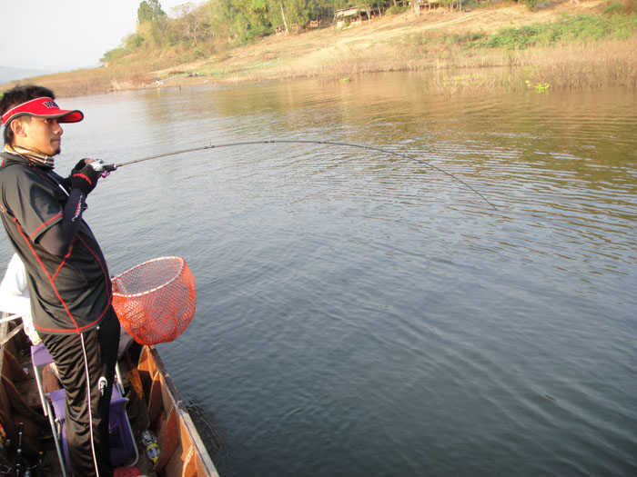 เจออีกที วิ่งไปพัน อะไรไม่รู้อยู่ข้างล่างใกล้ๆกับเรือ  :sad: