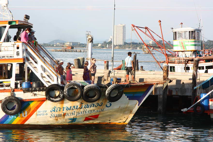มีนกนางแอ่น เกาะอยู่หัวเรืออีกลำ..........ดูดีๆ :blush: :love: