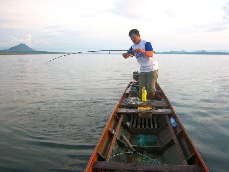 หลังจากเอาปลาขึ้น ก็รออีกพัก ฝูงมันก็ขึ้นอีก ผมเหวี่ยงป็อปไปมันกัดผิด ไต๋เหวี่ยงเหยื่อตาม แล้วก็เต็ม