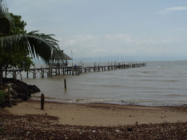 ท่าเรือเร็ว ของทางรีสอร์ทครับ น้ำค่อนข้างขุ่นคลื่นลมแรง  :spineyes: