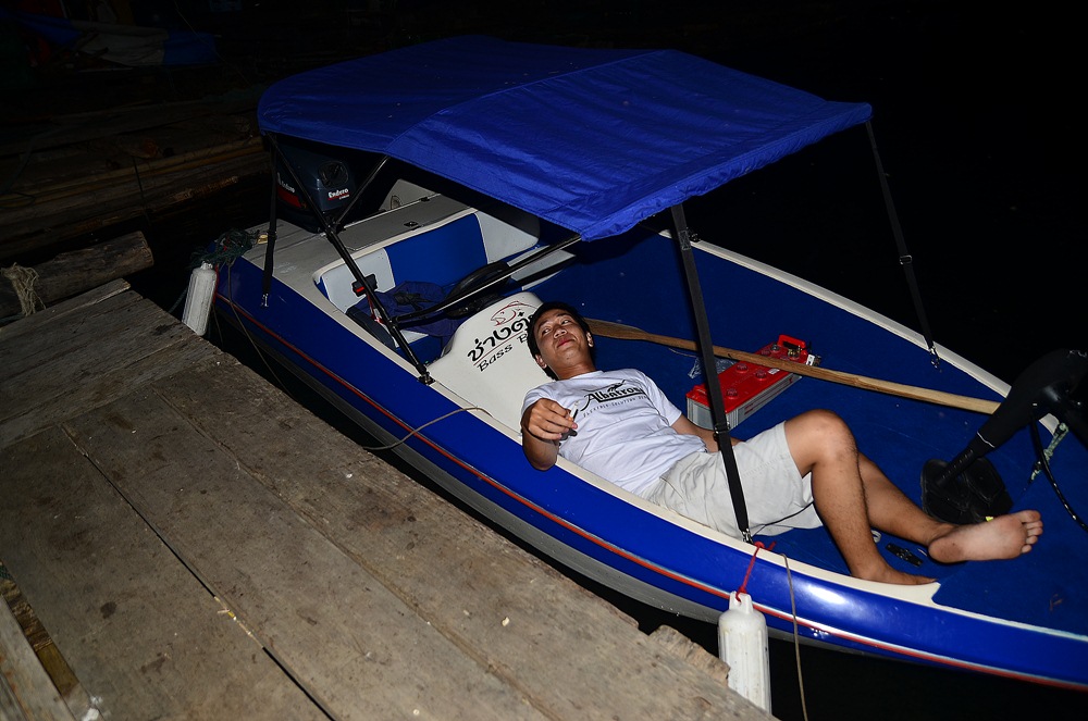 หนังท้องตึง หนังตาหย่อน   นอนบนเรือแม่มเลย  ปูพรมซะสวยเชียว :grin: :laughing: :laughing: :laughing: