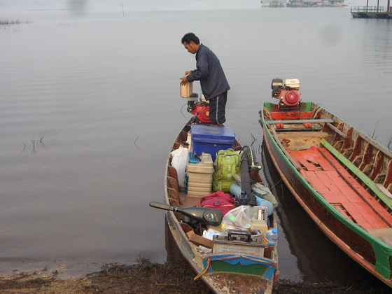 มาถึงบอยออกมารอรับอยู่แล้วขนของลงเรือเลย