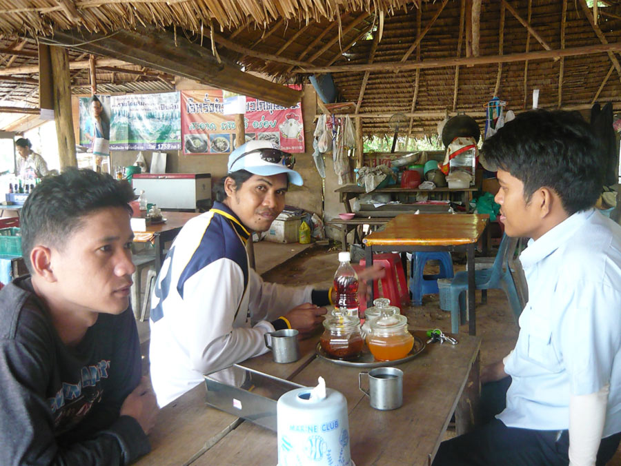 ไปถึงทางเข้าก็แวะร้านก๋วยเตี๋ยวไก่มะระก่อนเลยครับหิว ยังไม่มีใครกินข้าวเช้าเลยครับ :laughing: :laugh