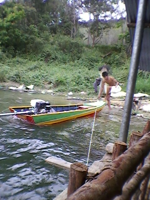 ระหว่างนั่งหลบลมอยู่น้องๆที่นั้นก็เอาเรือมาโชว์ความเร็วให้ดูครับ[q][i]อ้างถึง: aun_สายป่า posted: 10
